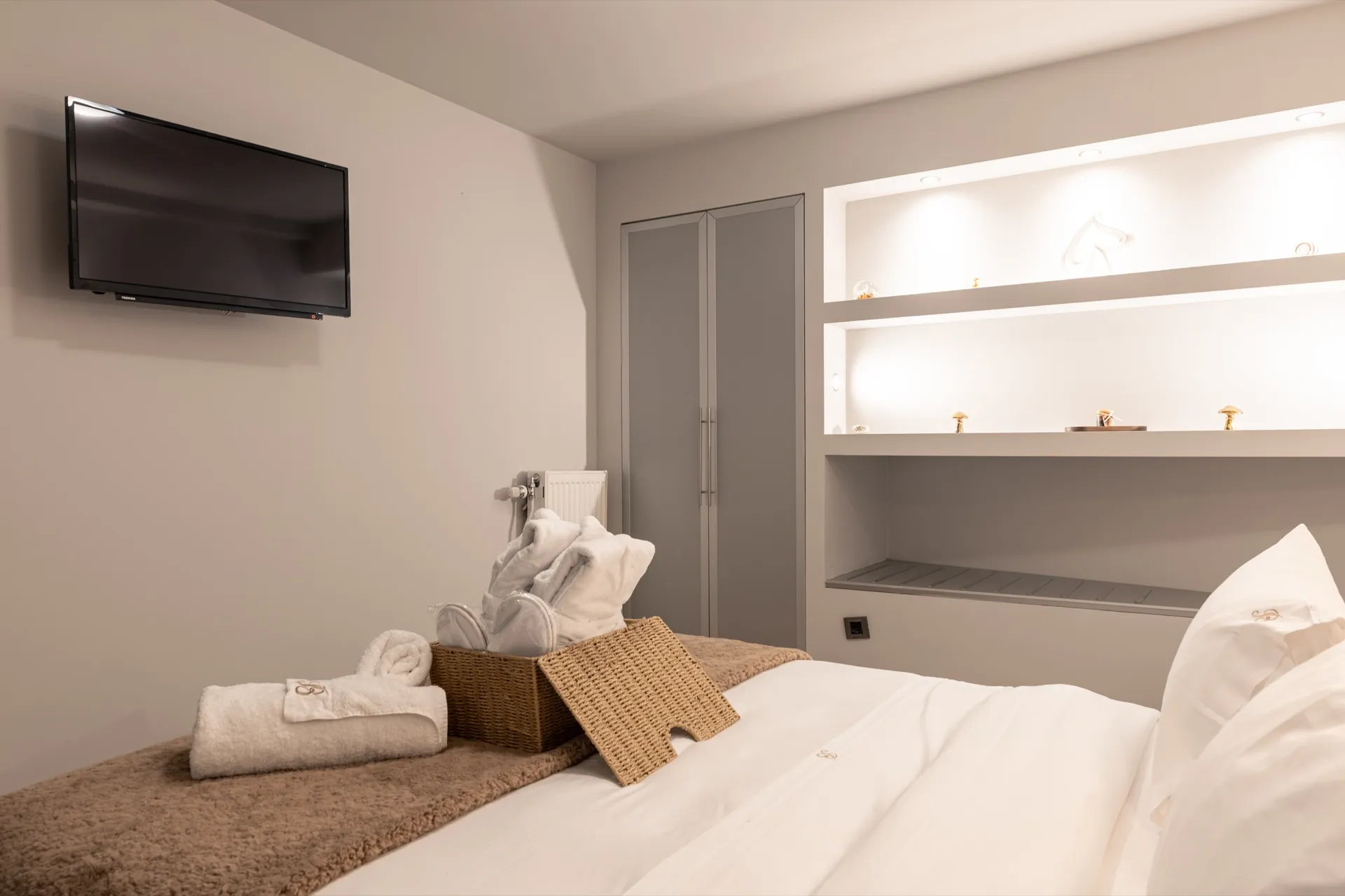Superior Suite with Fireplace 15