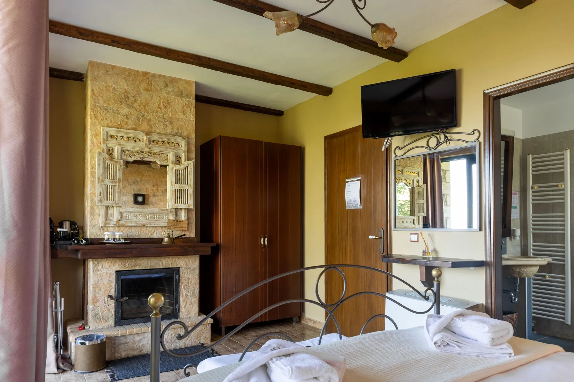 Deluxe Double Room with Fireplace 3