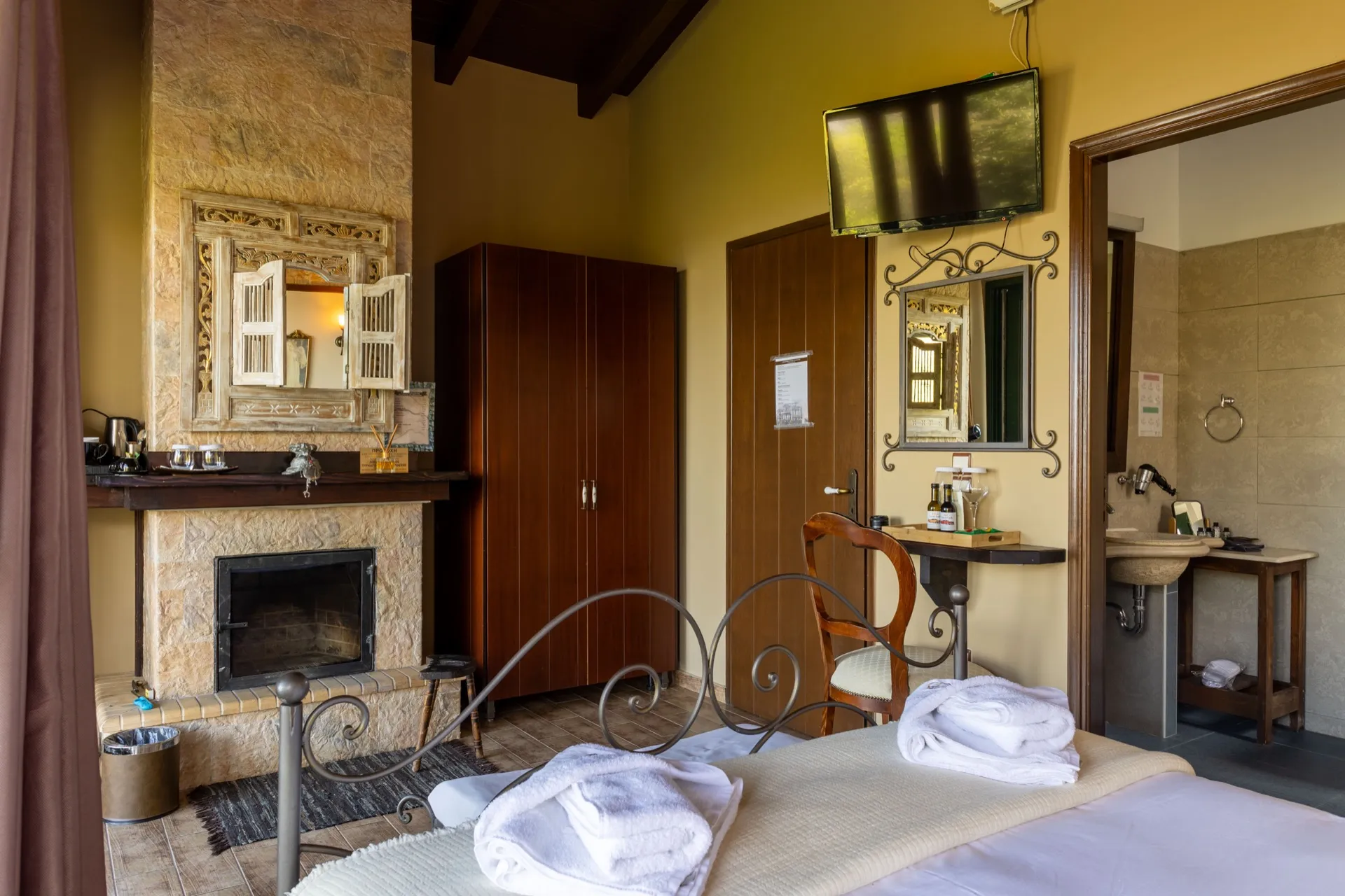 Deluxe Double Room with Fireplace 9
